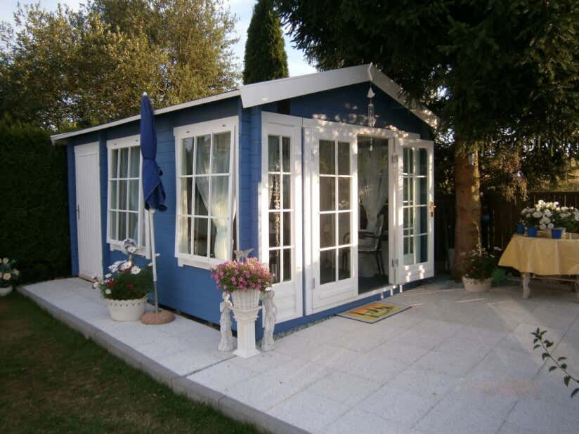 Neues blaues Gartenhaus