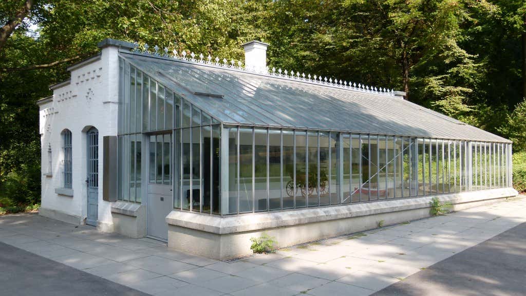 Ein prominentes Beispiel für eine harmonische Fusion aus Alt und Neu: Gottlieb Daimler ließ sein altes Gartenhaus in eine Lichtdurchflutete Werkstatt umbauen, die zu seinem Refugium wurde. 