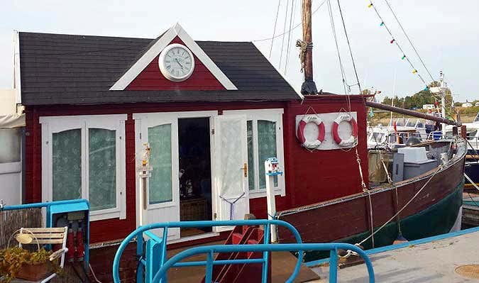 Ein Originell: Hausboot als Gartenhaus