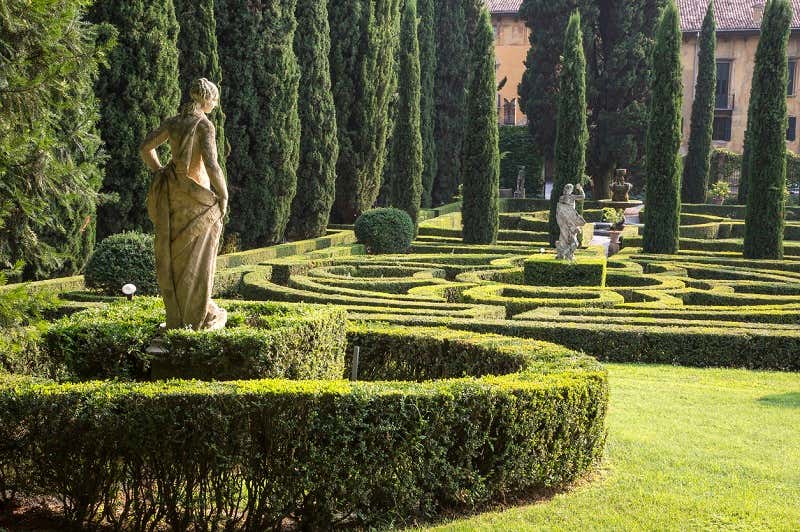 Italienischer Garten mit Statuen