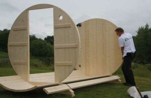 Das Einsetzen der Rückwand des Sauna-Fasses - GartenHaus Magazin