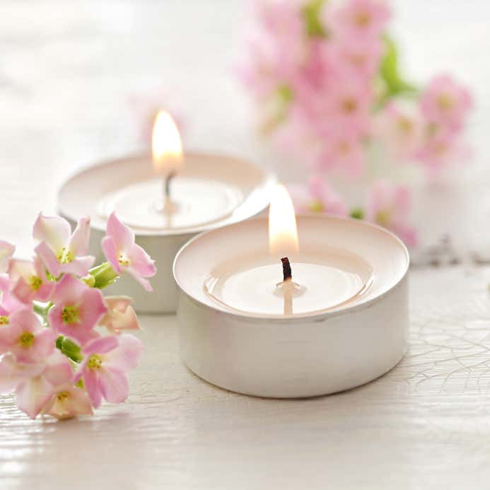 zwei Teelichter mit rosa Blüten
