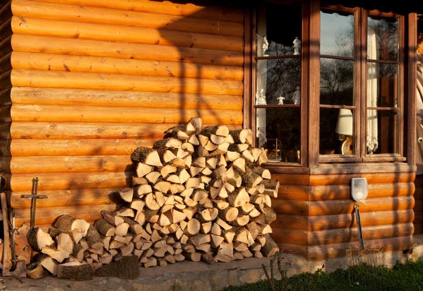 Brennholz kann man gut an der Südseite des Hauses lagern.