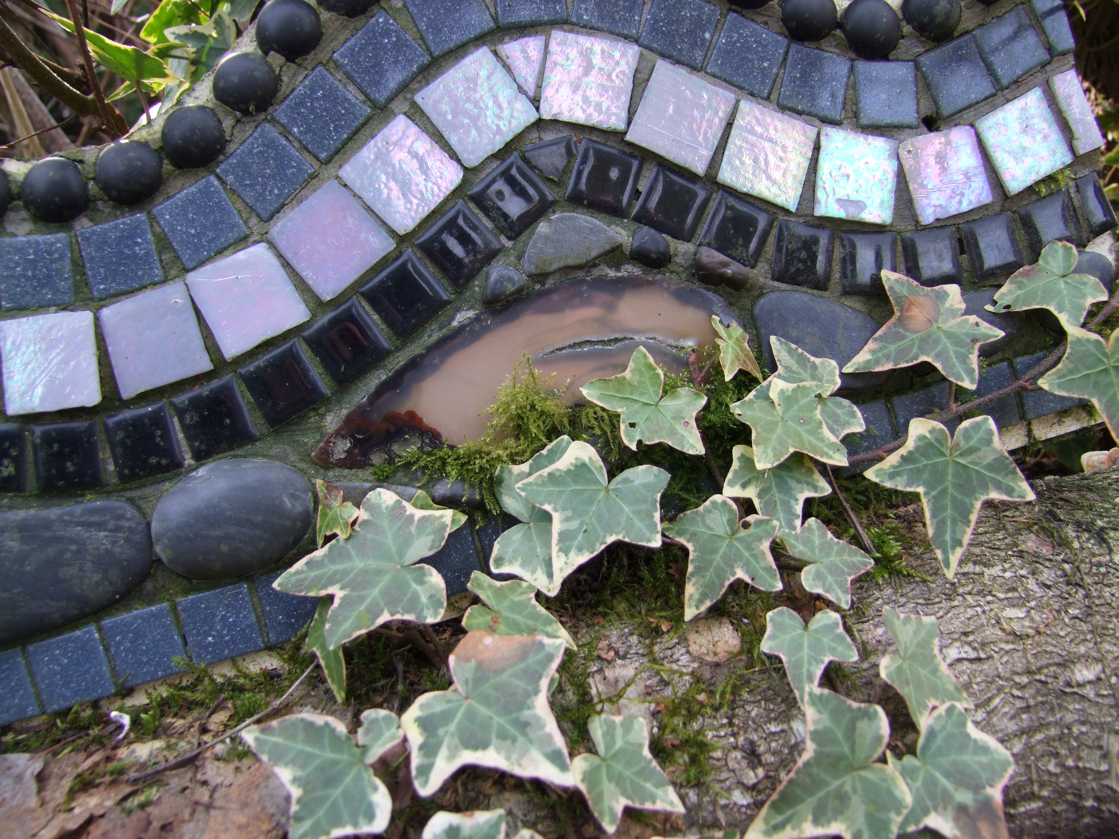 Höchste Zeit, ein Beet anzulegen – mit diesen schönen Mosaik-Einfassungen.