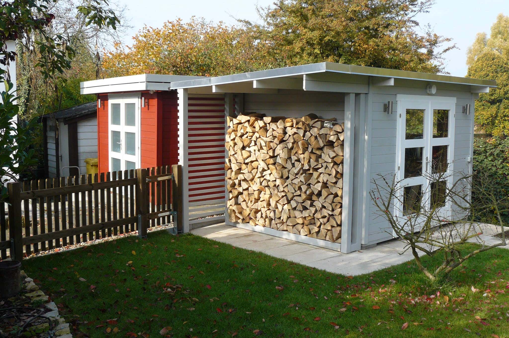 Auch am Gartenhaus kann man Brennholz sehr gut stapeln und lagern.