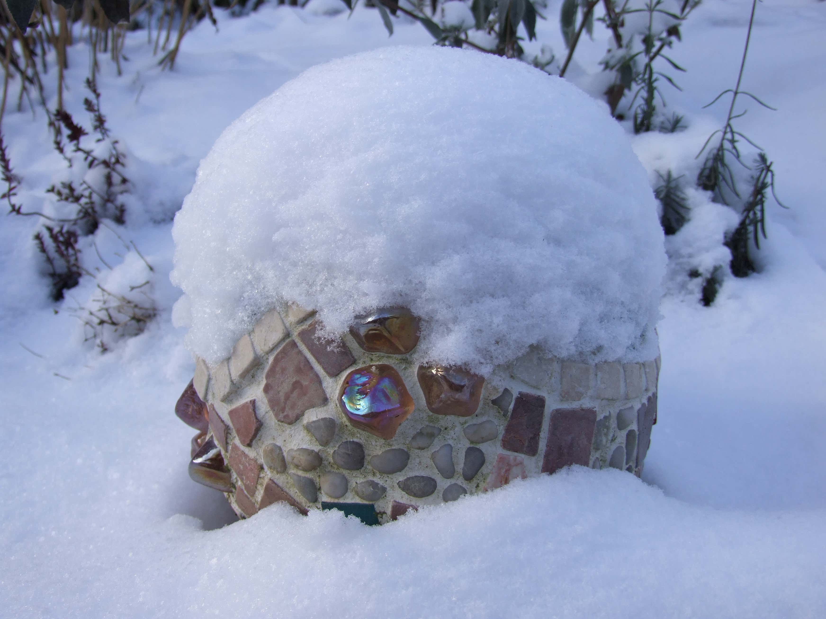 Funkelnde Akzente im Winter-Wunderland: die Mosaik-Kugel unter einem Schneehelm.
