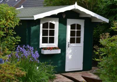 grün gestrichenes kleines Gartenhaus