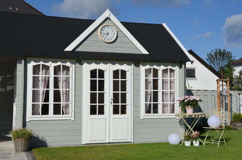 Zaubert den ländlichen Brit Chic in den Garten: unser Modell Clockhouse-44 Royal ISO.