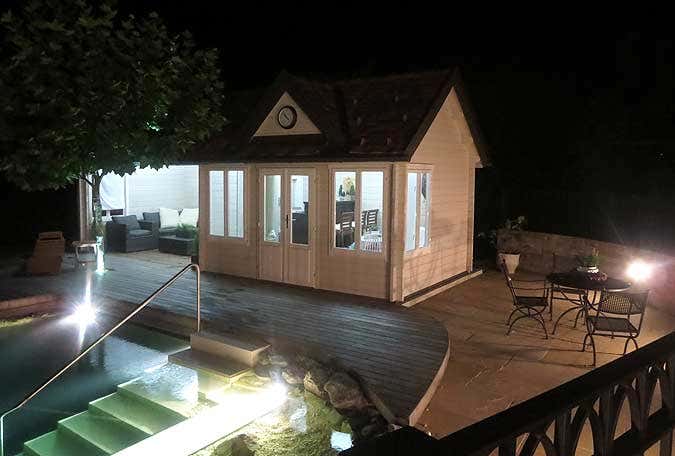 Poolhaus bei Nacht