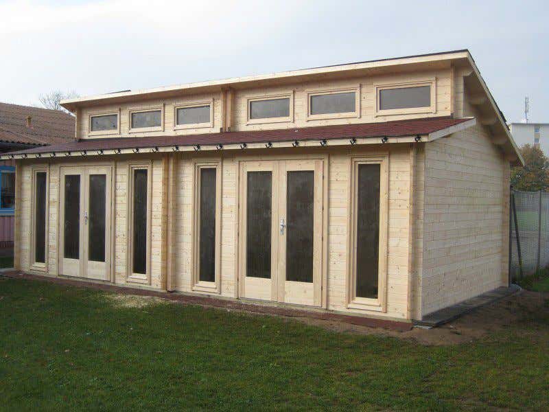 Der Giebelbereich wird, wie hier im (zweifach verbauten) Modell Nordland-70, bei versetzten Pultdächern oft für Fenster genutzt.