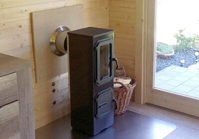 Holzofen im Gartenhaus