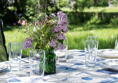 Dekoideen für Ihre Gartenparty: Blumige Tische und leuchtende Highlights