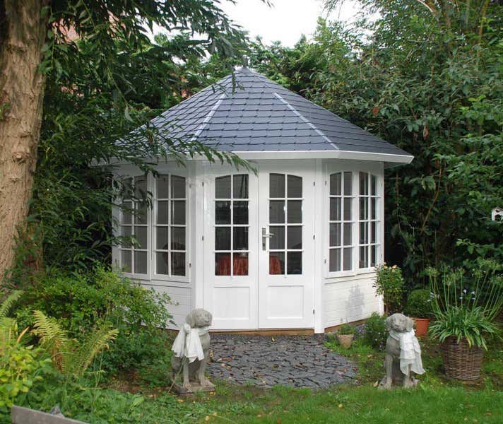 weißer Gartenpavillon im Garten