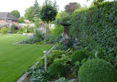 Garten neu angelegt mit geometrischen Beeten