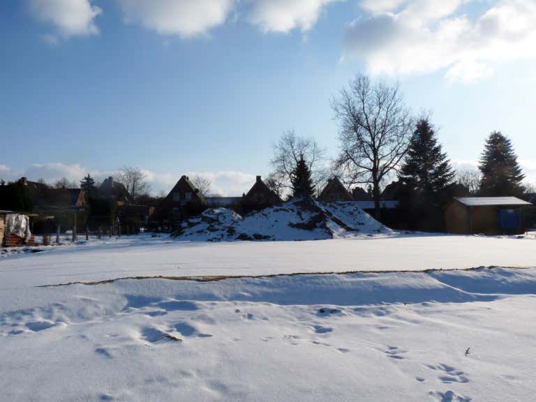 Grundstück im Winter bevor der neue Garten angelegt wird