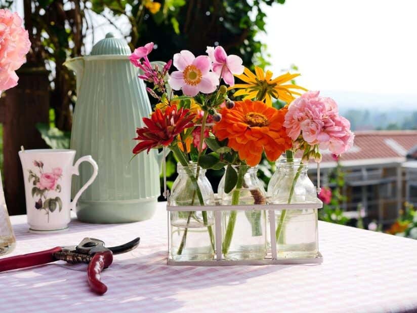 Blumendekoration auf einem Tisch