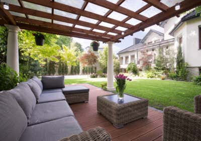 Eine luxuriöse Terrasse mit Sofa