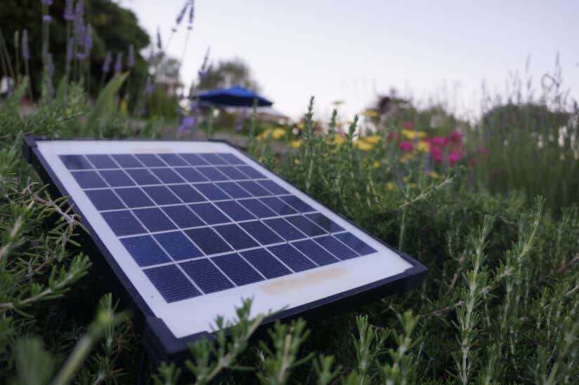 Solarpanel im Garten kann auch ein nachhaltiges Gartenhaus mit Strom versorgen.
