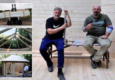 Männer sitzen auf Holzbank Gartenhausaufbau
