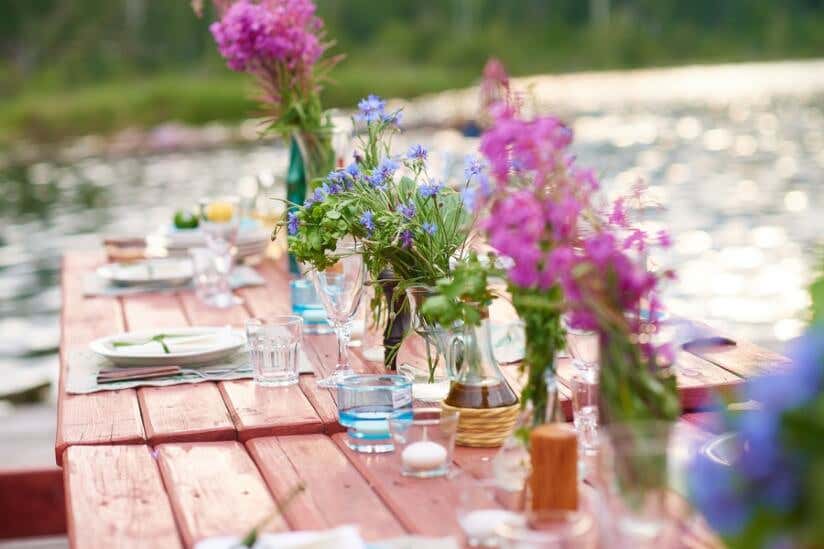 Blumen und Deko auf Gartentisch