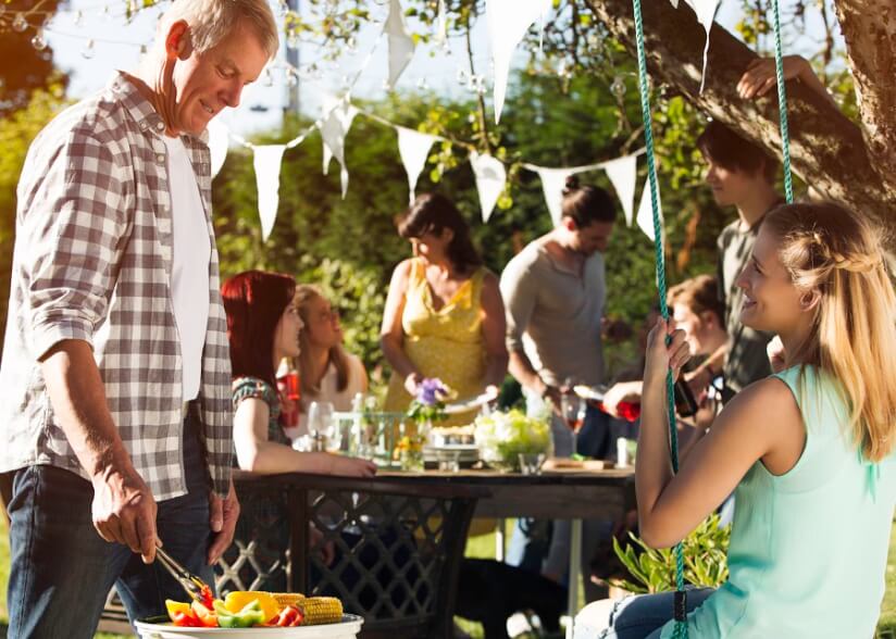 Menschen grillen im Garten