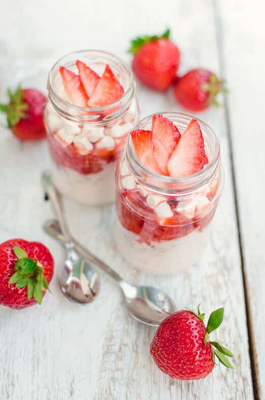 Frühlingsrezepte: Erdbeeren mit Marshmallows