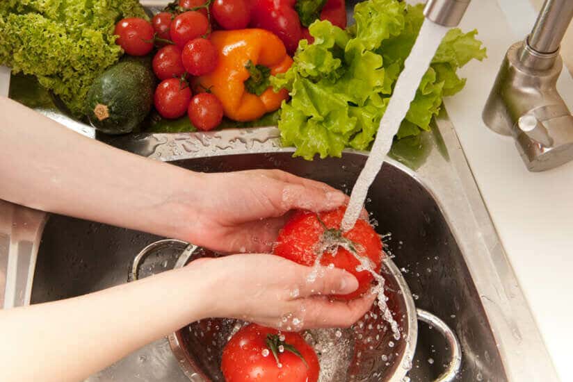 Gemüse wird in der Spüle gewaschen