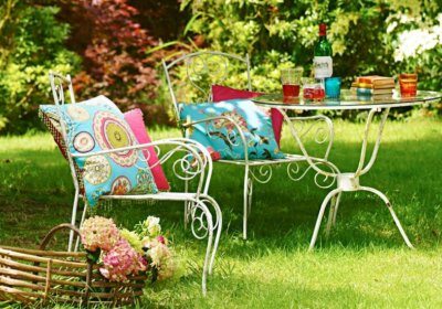 Gartenstühle mit Gartentisch auf Rasen