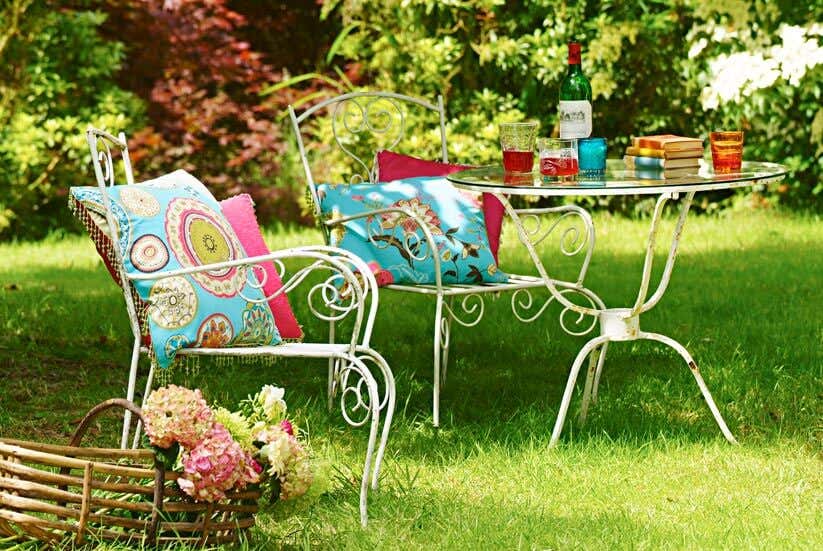Gartenstühle mit Gartentisch auf Rasen