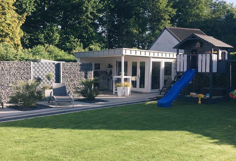 Gartenhaus Avantgarde-44 ISO in Grau und Weiß