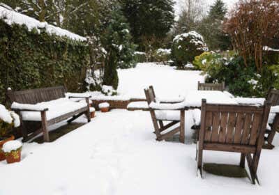 Gartenmöbel überwintern: So machen Sie Gartenstühle & mehr winterfest