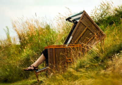 Strandkorb im Garten: Das müssen Sie zur Aufstellung, Pflege und Deko wissen Strandkorb im Rasen