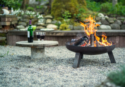 Feuerschale oder Feuerkorb: Was ist besser? Feuerschale auf Kies