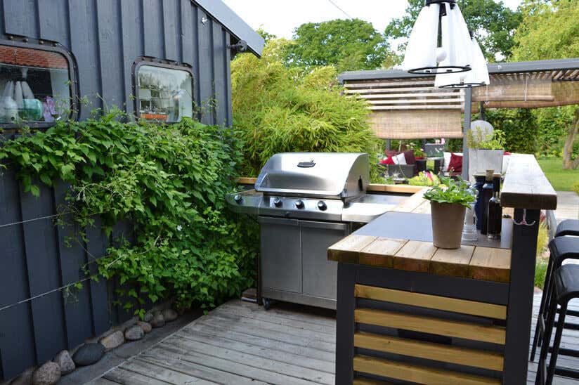 Gartenküche auf Terrasse mit Grill