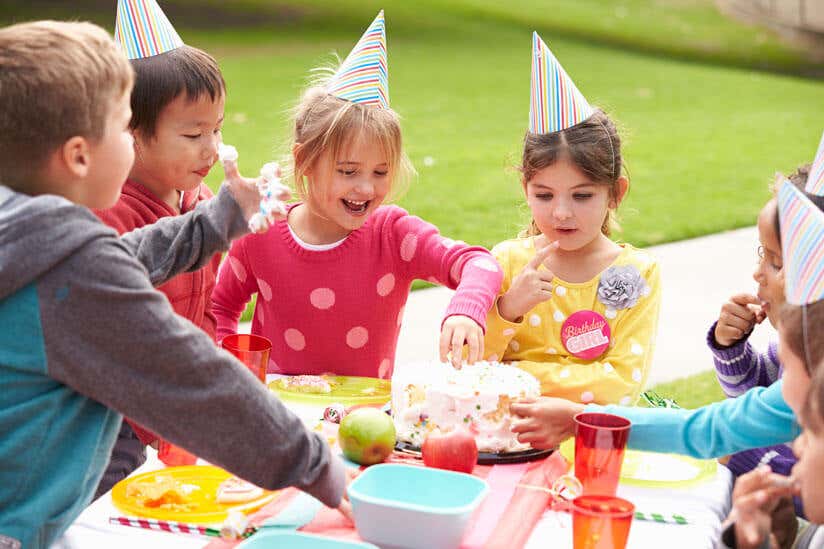 Kinder essen Torte mit Händen