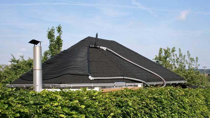 Solarschlauch auf dem Gartenhausdach