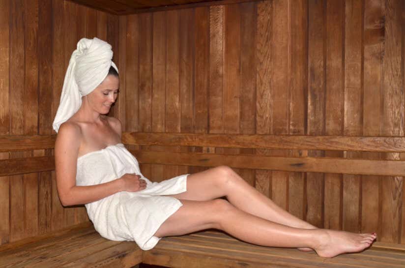 Frau nackt sauna