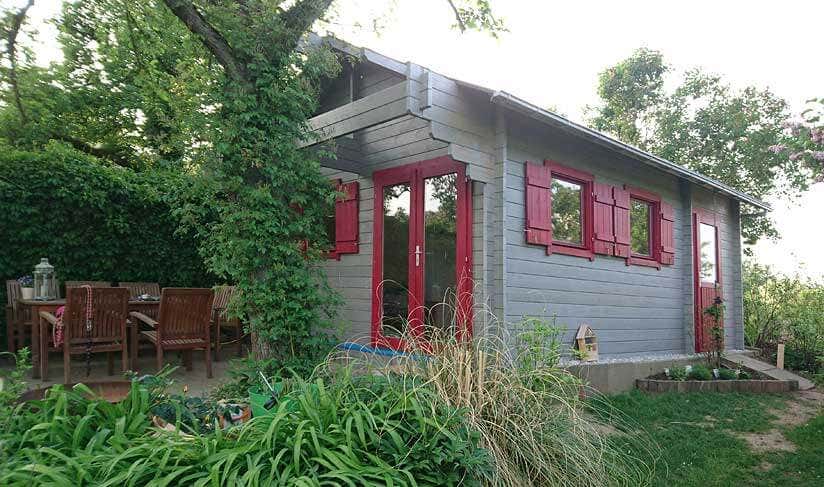 Gartenhaus in Grau und Rot