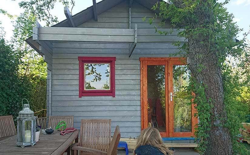 Gartenhaus mit verschiedenfarbigen Fenstern