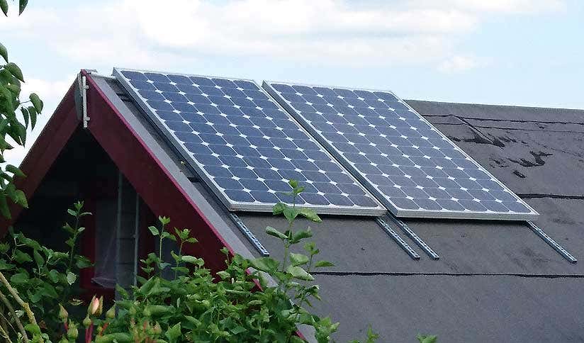 Solarzellen auf dem Gartenhausdach