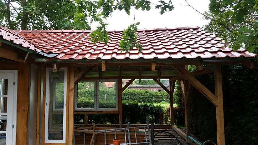 glasierte Dachziegel decken das Gartenhausdach