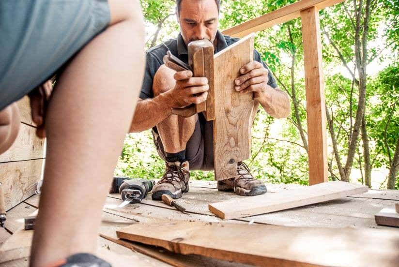Baumhaus bauen Bretter zuschneiden