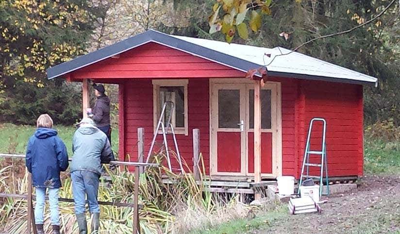 Gartenhaus rot gestrichen