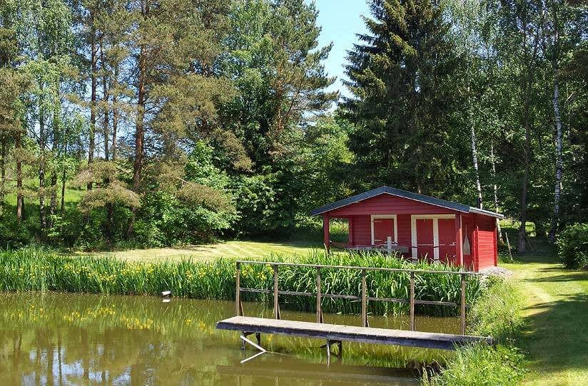 rote Hütte am See