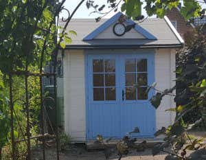 Gartenhaus in weiß-blau