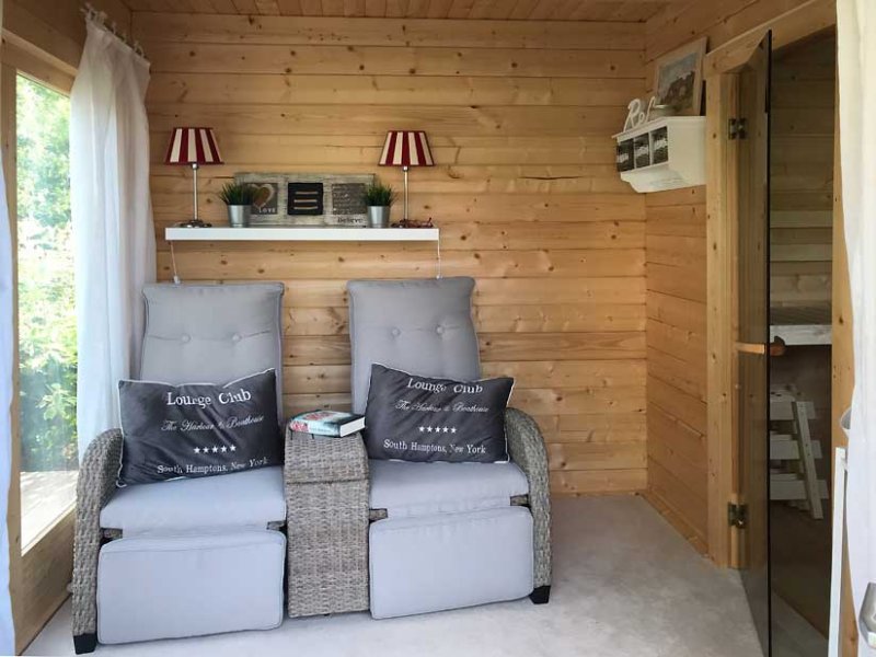 Saunahaus mit Bullauge: Schnell aufgebaut, schick eingerichtet