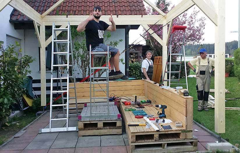 Aufbau Gartenlounge, der Rahmen steht