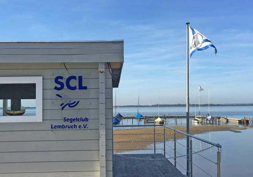 Segelclub Logo und Fahne