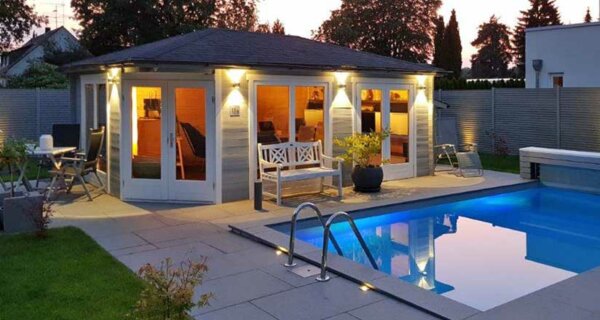 5-Eck Gartenhaus Julia, Pool & Wohnhaus: Ensemble aus einem Guss