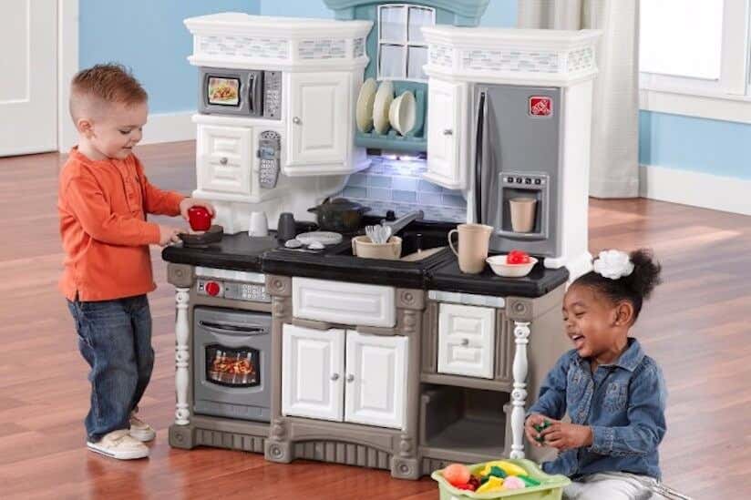 Kinder spielen mit Kinderküche